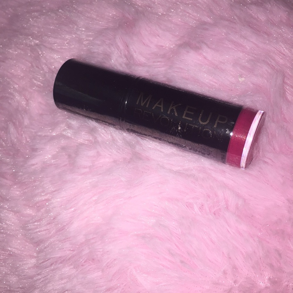 Selling this brand new makeup revolution lipstick